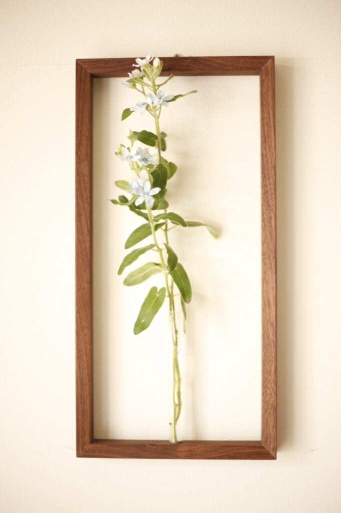 Frame flower vase LS walnut